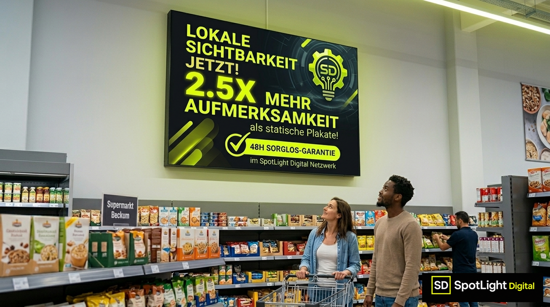 Digitales Werbedisplay von SpotLight Digital in einem Supermarkt in Beckum im Corporate Design mit der Aufschrift Lokale Sichtbarkeit Jetzt und 48H Sorglos-Garantie. Kunden blicken auf den Bildschirm.