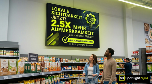 Digitales Werbedisplay von SpotLight Digital in einem Supermarkt in Beckum im Corporate Design mit der Aufschrift Lokale Sichtbarkeit Jetzt und 48H Sorglos-Garantie. Kunden blicken auf den Bildschirm.